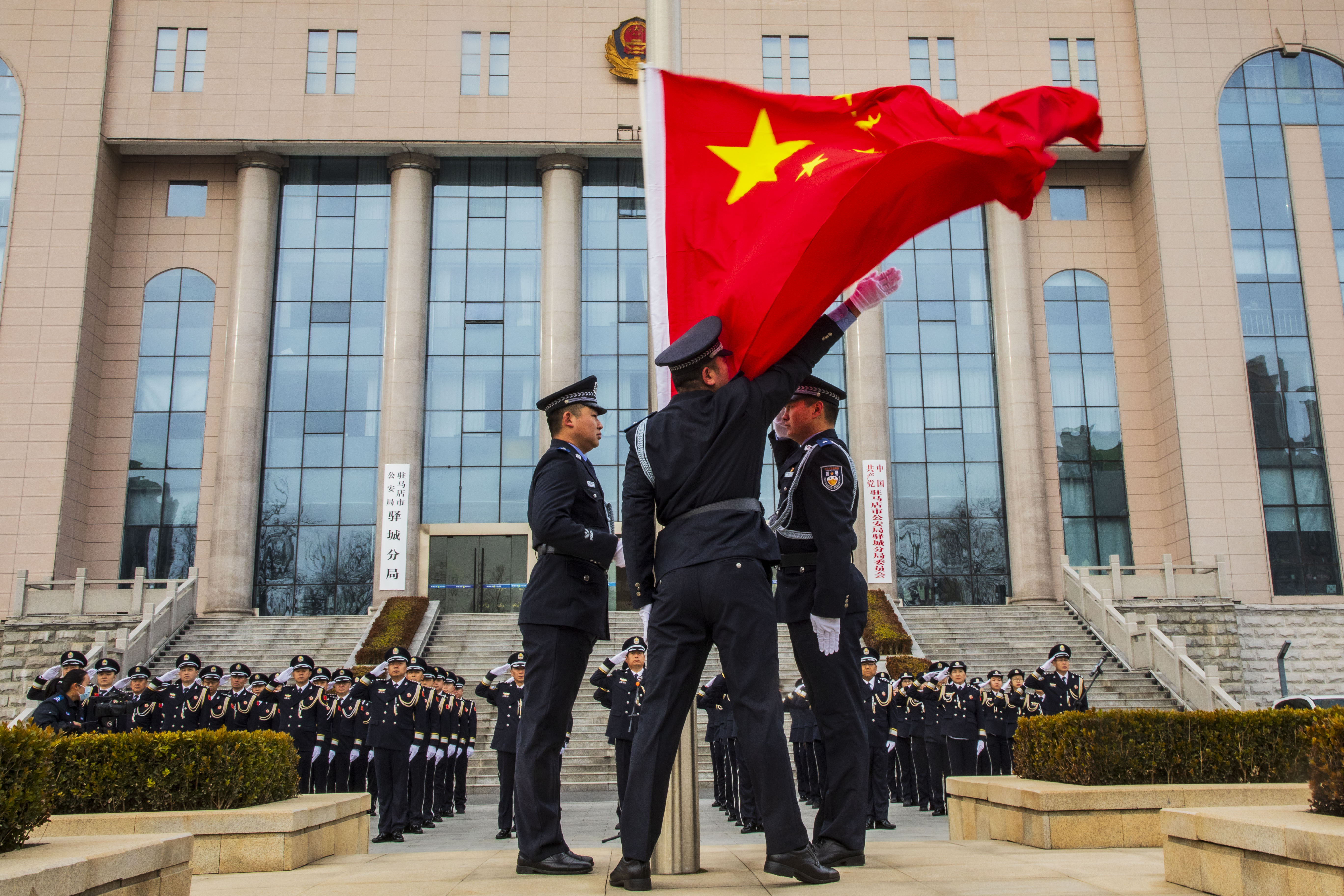 擎旗奮進(jìn)，勇?lián)姑?mdash;&mdash;驛城公安分局舉行升旗儀式慶祝第六個(gè)&ldquo;中國(guó)人民警察節(jié)&rdquo;