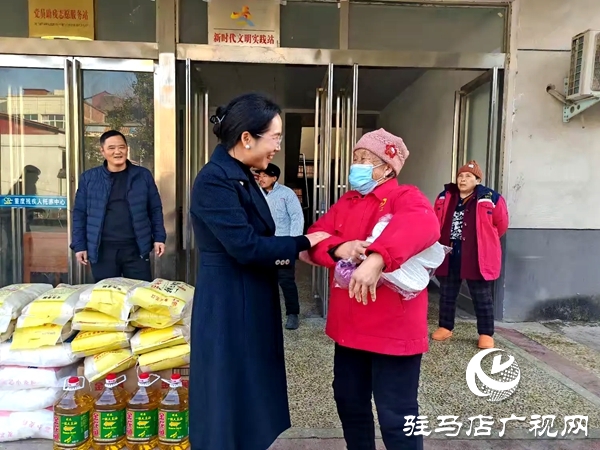 平輿愛心人士“輿見美”高珍珍返鄉(xiāng)到平輿縣老王崗重度殘疾人托養(yǎng)中心捐贈傳遞大愛