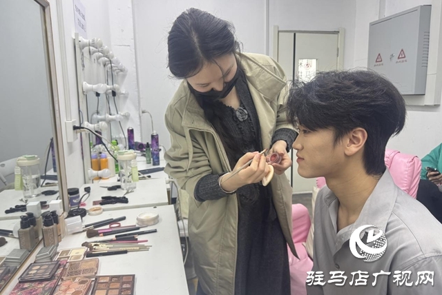 夢想加速度——從素人到明星 探秘直播夢工廠