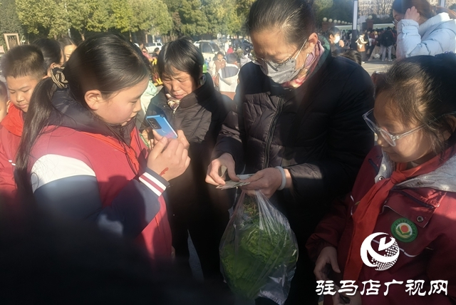 金雀路小學“愛心集市”開市！小學生變身“帶貨”小能手