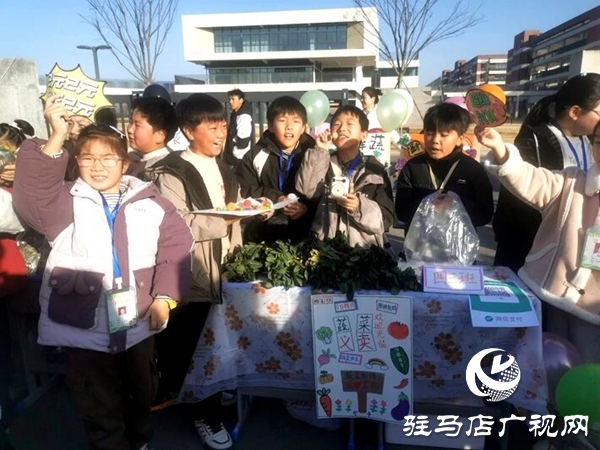 遂平縣第七初級(jí)中學(xué)學(xué)生種菜賣菜 勞動(dòng)教育搜收獲豐