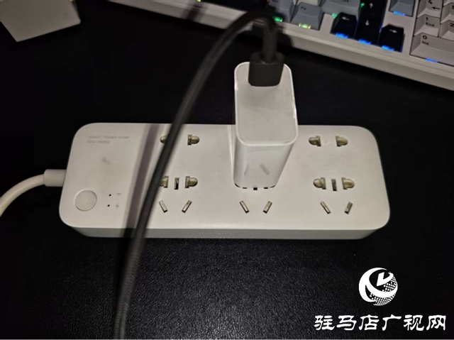 充電器徹夜待機(jī)，夜間充電別偷懶，充完即拔才安全！