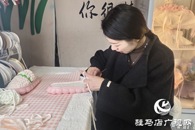 手上經(jīng)緯 足底溫情：楊菲的編織之路