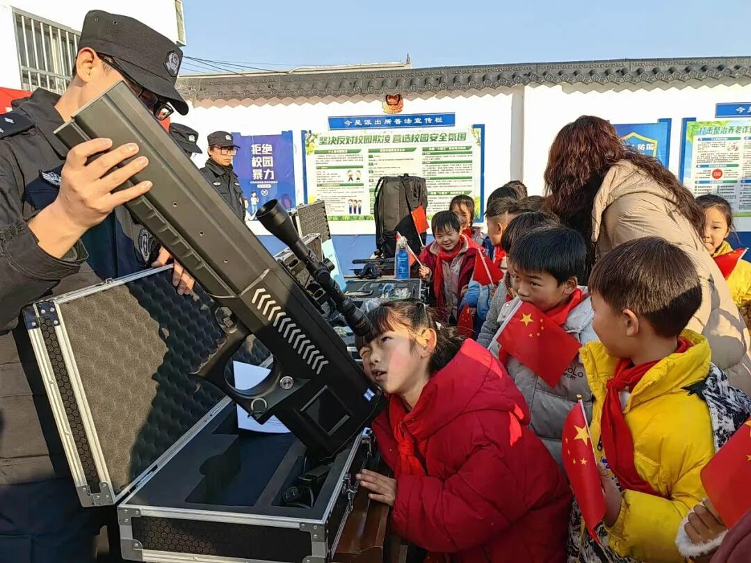 新蔡縣公安局開展警營開放日活動(dòng)