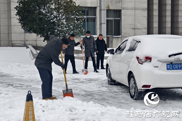 駐馬店廣播電視臺：聞雪而動顯擔當 清掃冰雪暖驛城