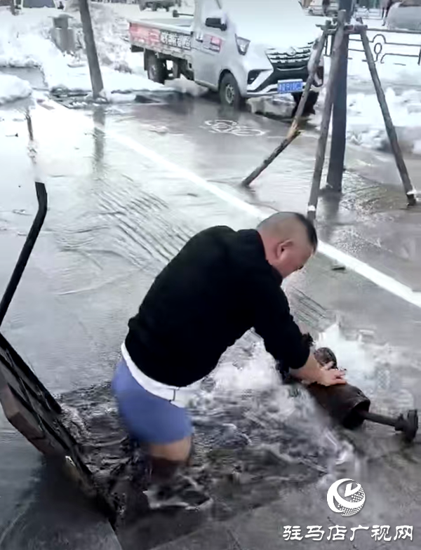 平輿供水人跳入冰水搶修用堅(jiān)守?fù)Q來了城市供水平穩(wěn)運(yùn)行