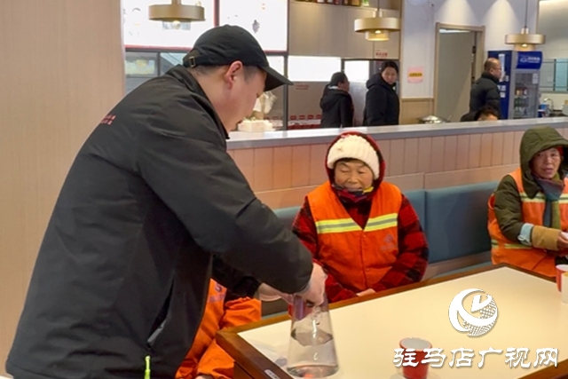 每周一免費吃面 駐馬店一面館用“一碗面的承諾”溫暖環(huán)衛(wèi)工