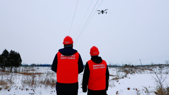 國網(wǎng)泌陽縣供電公司：踏雪特巡保供電 守護(hù)光明和溫暖