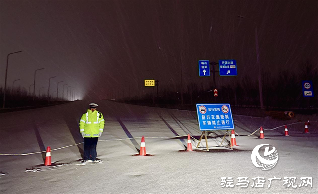  以雪為令守一線 示范區(qū)交警風(fēng)雪護(hù)行保平安