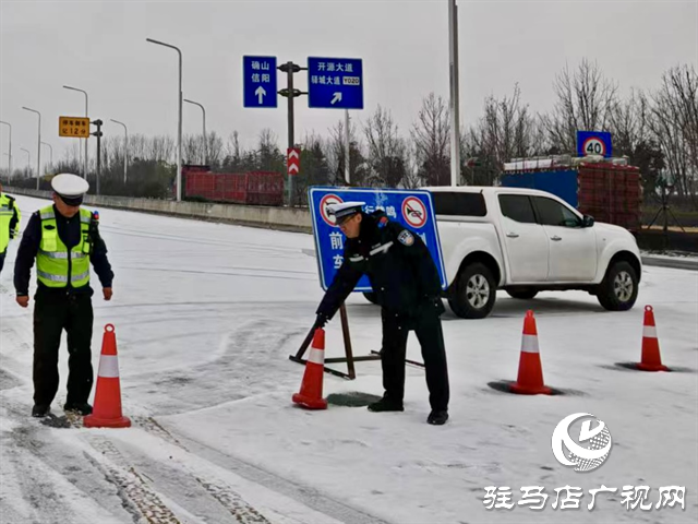  以雪為令守一線 示范區(qū)交警風(fēng)雪護(hù)行保平安