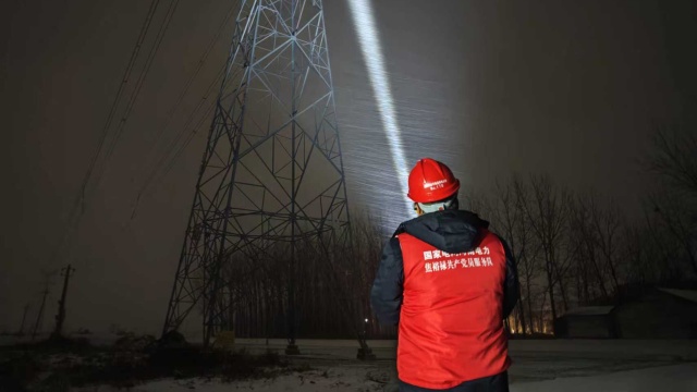國網(wǎng)平輿縣供電公司:雪夜特巡護(hù)電網(wǎng) 鏖戰(zhàn)寒潮守光明