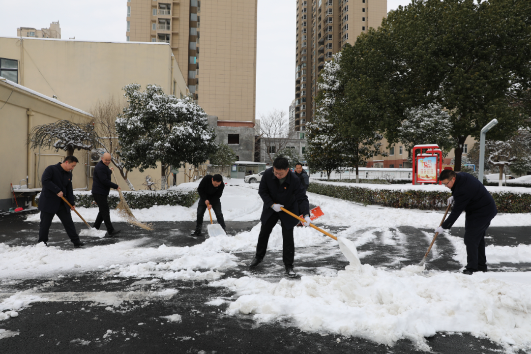 驛城區(qū)檢察院：全力掃雪保障出行