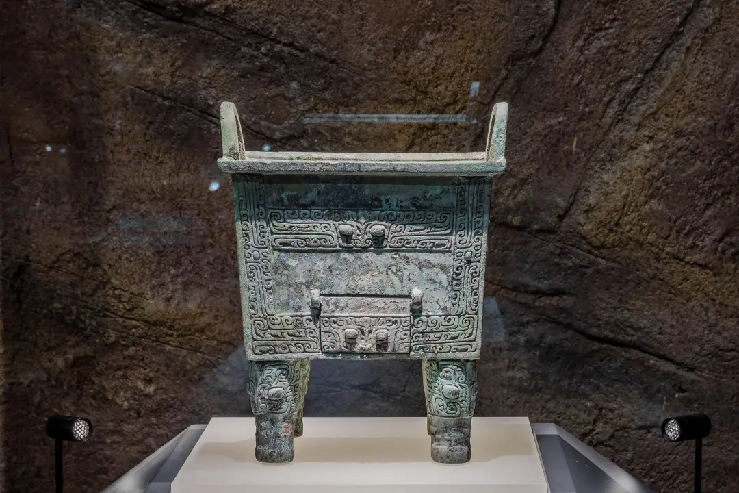 文博日歷丨鼎上開了個(gè)門，做啥用？