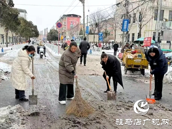 平輿縣人民醫(yī)院清掃積雪為周邊居民和就診患者及過往行人打通一條安全路