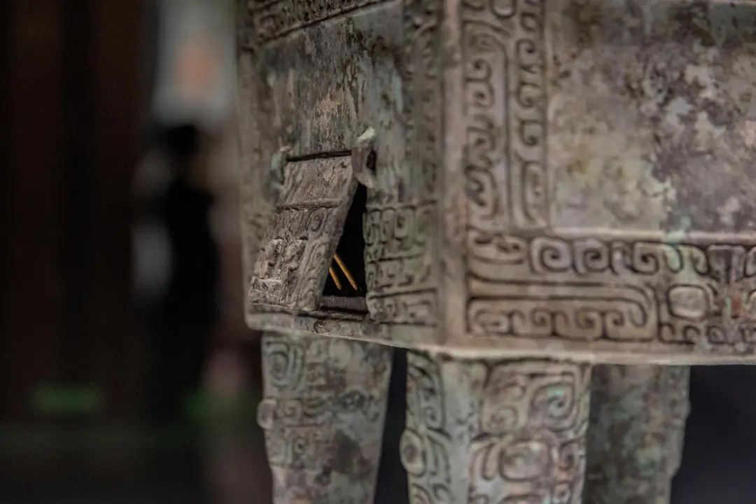 文博日歷丨鼎上開了個(gè)門，做啥用？