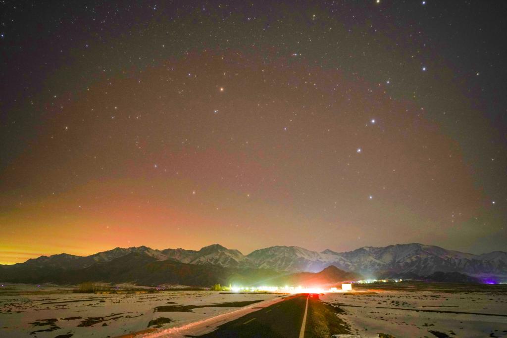 我國北方多地迎來新年首場“極光秀”