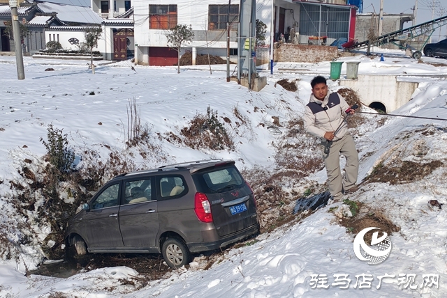 近50臺(tái)車脫困！平輿縣“坦克團(tuán)”雪中救援暖人心