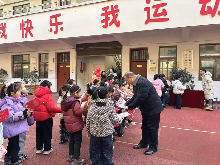 西平縣第二小學(xué)一、二年級(jí)開展無紙化測評(píng)活動(dòng)