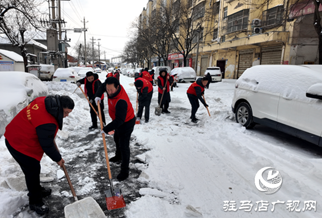 確山縣盤龍街道生產(chǎn)街社區(qū)&ldquo;清雪除冰暖人心 社區(qū)行動(dòng)保平安&rdquo;