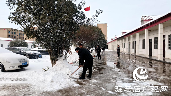 平輿縣十字路鄉(xiāng)：清理積雪保通暢，心系民生護安寧
