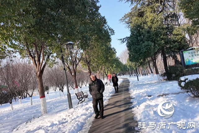 雪后置地公園:銀裝素裹映笑語