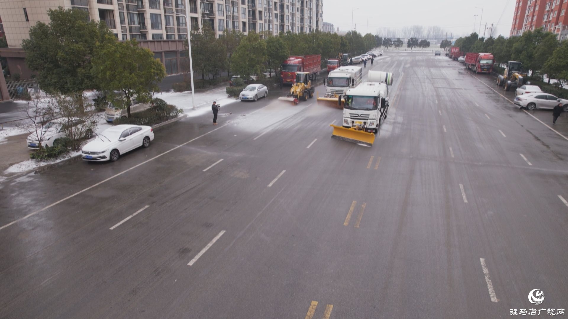 正陽縣城市管理綜合執(zhí)法局聞雪而動全力保暢通