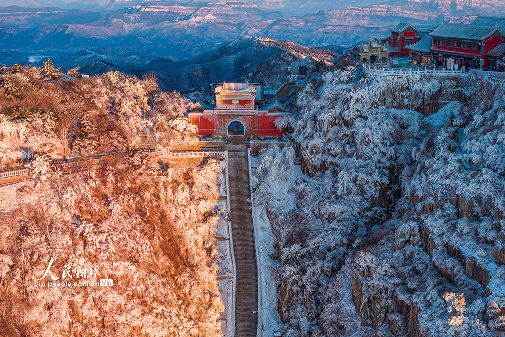 銀霜裹千階 雪鎖泰山巔