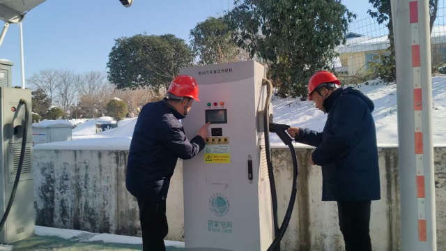 國網(wǎng)泌陽縣供電公司:充電設(shè)施“大體檢” 春節(jié)出行“滿格電”