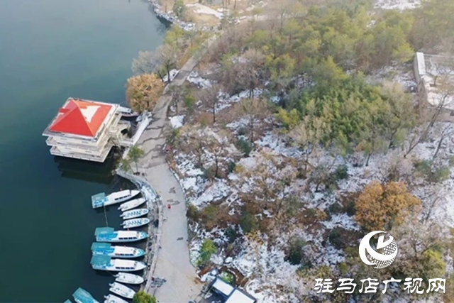 【大美天中】泌陽銅山湖現(xiàn)&ldquo;冰藍&rdquo;奇觀 冬日畫卷引客來