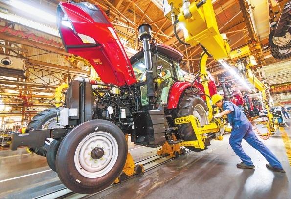 從“那時(shí)”到“這時(shí)”丨從“鐵?！钡健爸桥！笨此淖? /></p>
<p>（在位于洛陽(yáng)市的中國(guó)一拖大拖公司總裝生產(chǎn)線上，工人正在裝配拖拉機(jī)。 張怡熙 劉嘉偉 攝）</p>
<p>&ldquo;東方紅成為我們國(guó)家工業(yè)生產(chǎn)的大IP。中國(guó)一拖的發(fā)展史，就是一部中國(guó)農(nóng)機(jī)工業(yè)乃至中國(guó)現(xiàn)代工業(yè)的縮影。&rdquo;1月24日，梁留科深情地說(shuō)。</p>
<p>最初的軌跡始于&ldquo;一五&rdquo;計(jì)劃時(shí)期那場(chǎng)舉國(guó)矚目的建設(shè)熱潮。1958年，第一臺(tái)&ldquo;東方紅&rdquo;履帶拖拉機(jī)駛下生產(chǎn)線，它被親切地稱為&ldquo;鐵牛&rdquo;，承載的是&ldquo;耕地不用牛&rdquo;的樸素夢(mèng)想，解決的是國(guó)家農(nóng)業(yè)機(jī)械化&ldquo;從無(wú)到有&rdquo;的歷史課題。</p>
<p>&ldquo;建廠時(shí)，全國(guó)上千家企業(yè)提供設(shè)備，數(shù)萬(wàn)名工人、干部和技術(shù)人員從四面八方會(huì)聚洛陽(yáng)。&rdquo;在梁留科看來(lái)，這體現(xiàn)出了集中力量辦大事的社會(huì)主義制度優(yōu)勢(shì)。</p>
<p>當(dāng)梁留科將目光投向今日的一拖，看到的是一場(chǎng)深刻而系統(tǒng)的轉(zhuǎn)變。曾經(jīng)需要密集人力的車間，已被全球領(lǐng)先的柔性智能工廠取代。自動(dòng)化流水線高效運(yùn)轉(zhuǎn)，平均每3分鐘就有一臺(tái)拖拉機(jī)下線，但這已不是傳統(tǒng)的&ldquo;鐵牛&rdquo;，而是擁有&ldquo;中國(guó)芯&rdquo;的&ldquo;智牛&rdquo;。從打破技術(shù)壟斷的無(wú)級(jí)變速重型拖拉機(jī)，到融合了5G與北斗技術(shù)的無(wú)人駕駛電動(dòng)拖拉機(jī)，一拖完成了從制造到智造的關(guān)鍵一躍，將發(fā)展的主動(dòng)權(quán)牢牢掌握在自己手中。</p>
<p>這種變革的力量，早已超越單一工廠的圍墻。梁留科告訴記者，中國(guó)一拖的角色已經(jīng)從一個(gè)完成計(jì)劃的生產(chǎn)單位，成長(zhǎng)為牽引整個(gè)產(chǎn)業(yè)鏈升級(jí)的&ldquo;引擎&rdquo;和&ldquo;鏈主&rdquo;。它牽頭組建國(guó)家農(nóng)機(jī)裝備創(chuàng)新中心，帶動(dòng)全國(guó)數(shù)百家上下游企業(yè)協(xié)同發(fā)展，在我省培育出實(shí)力雄厚的現(xiàn)代農(nóng)機(jī)裝備產(chǎn)業(yè)集群，實(shí)現(xiàn)了從單兵突進(jìn)到集群作戰(zhàn)的格局升華。</p>
<p>伴隨角色轉(zhuǎn)變的，還有事業(yè)疆域的拓展。以前，&ldquo;東方紅&rdquo;主要深耕于國(guó)內(nèi)廣袤的農(nóng)田。如今它以&ldquo;YTO&rdquo;國(guó)際品牌，馳騁在90多個(gè)國(guó)家和地區(qū)，從產(chǎn)品出口邁向提供全套農(nóng)業(yè)解決方案，讓&ldquo;中國(guó)智造&rdquo;深度參與全球農(nóng)業(yè)現(xiàn)代化進(jìn)程。</p>
<p>&ldquo;從引進(jìn)制造到自主創(chuàng)新，實(shí)現(xiàn)技術(shù)之變；從人力車間到智能工廠，實(shí)現(xiàn)制造之變；從生產(chǎn)單位到產(chǎn)業(yè)引擎，實(shí)現(xiàn)角色之變；從服務(wù)國(guó)內(nèi)到走向世界，實(shí)現(xiàn)格局之變。&rdquo;在梁留科的解讀中，從老照片到新藍(lán)圖，從&ldquo;鐵牛&rdquo;到&ldquo;智牛&rdquo;，中國(guó)一拖歷經(jīng)了技術(shù)、制造、角色與格局四種變化。</p>
<p>而貫穿四種變化的，是一種清晰穩(wěn)定的精神內(nèi)核。那便是中國(guó)一拖自奠基之日就熔鑄于血脈中的使命擔(dān)當(dāng)，是從&ldquo;自力更生&rdquo;到&ldquo;自主創(chuàng)新&rdquo;一以貫之的奮斗底色。</p>
<p>梁留科認(rèn)為，正是深厚的家國(guó)情懷與不懈的創(chuàng)新追求相互激蕩，驅(qū)動(dòng)著這個(gè)老牌工業(yè)標(biāo)桿不斷突破。奮進(jìn)&ldquo;十五五&rdquo;，在新時(shí)代的田野上，中國(guó)一拖和河南工業(yè)將書寫更為壯麗的&ldquo;東方紅&rdquo;篇章。</p>
<p style=