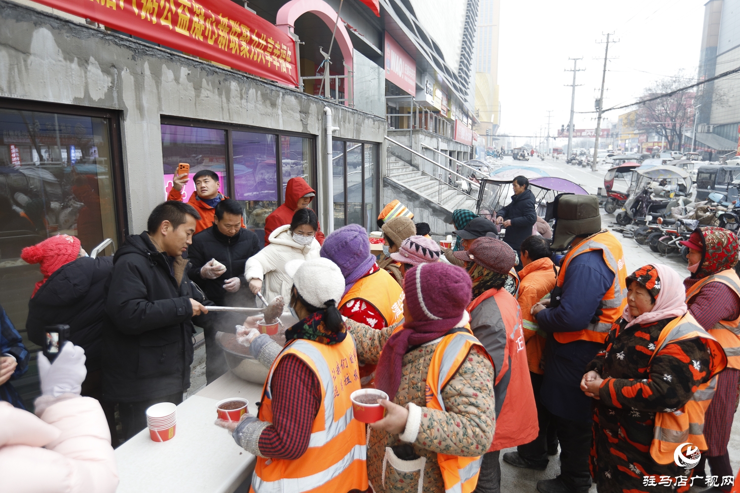 正陽(yáng)縣:粥香傳溫情 愛心潤(rùn)寒冬