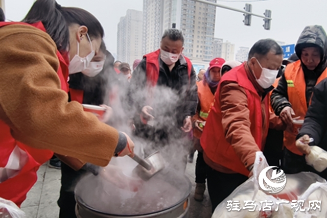 臘八粥暖“橙”心 政企攜手慰問(wèn)環(huán)衛(wèi)工人