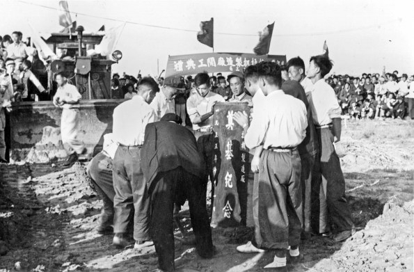 從“那時(shí)”到“這時(shí)”丨從“鐵牛”到“智?！笨此淖? /></p>
<p>（1955年10月1日，中國(guó)一拖舉行隆重的開工典禮。 本報(bào)資料圖片）</p>
<p style=