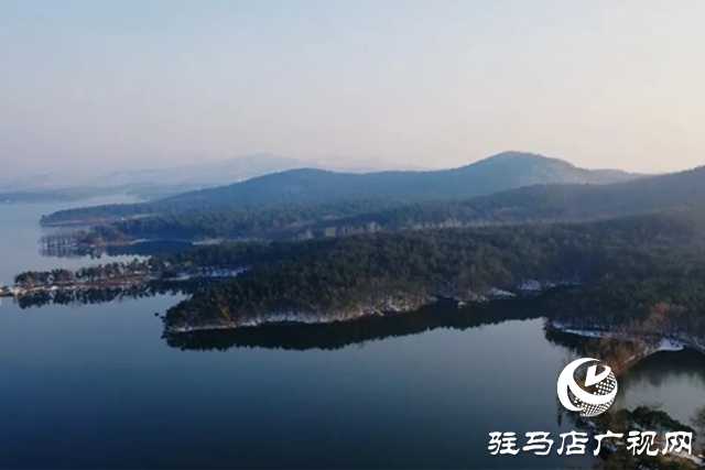 【大美天中】泌陽銅山湖現(xiàn)&ldquo;冰藍&rdquo;奇觀 冬日畫卷引客來