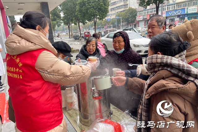 驛城區(qū)人民街道：臘八粥香暖人心 愛心服務(wù)傳溫情