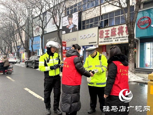 共青團(tuán)平輿縣委聯(lián)合平輿縣星火志愿者協(xié)會(huì)開展“愛心送粥 情暖輿城”志愿服務(wù)活動(dòng)