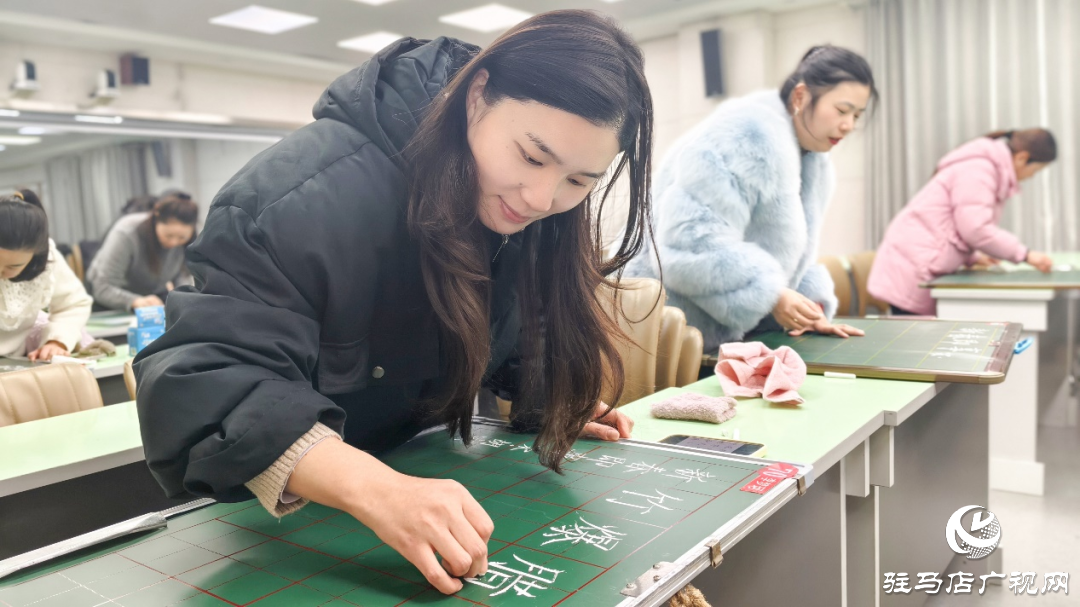  駐馬店實(shí)驗(yàn)小學(xué)舉辦教師粉筆字比賽