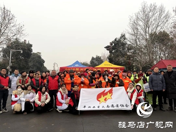 共青團(tuán)平輿縣委聯(lián)合平輿縣星火志愿者協(xié)會(huì)開展“愛心送粥 情暖輿城”志愿服務(wù)活動(dòng)