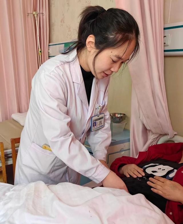 錦旗雙至，溫情加倍：產(chǎn)科全程溫情守護獲贊譽
