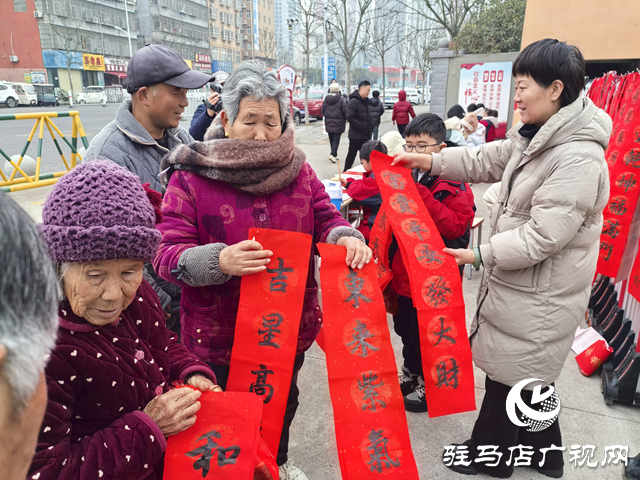 駐馬店市第二十八小學(xué)開(kāi)展義寫春聯(lián)活動(dòng)