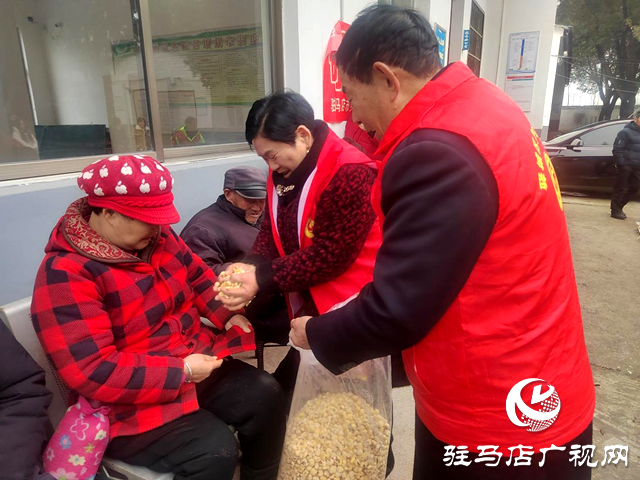 中國(guó)好人潘永峰夫婦一行慰問遂平縣石寨鋪鎮(zhèn)敬老院老人