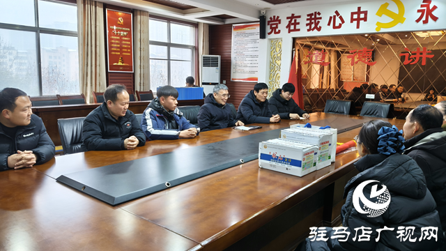 駐馬店開發(fā)區(qū)高中學生呂志毅助迷途老人歸家獲贈錦旗致謝