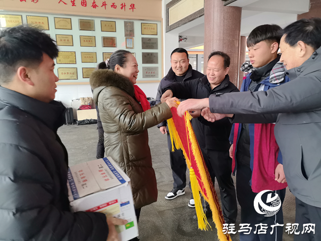 駐馬店開發(fā)區(qū)高中學生呂志毅助迷途老人歸家獲贈錦旗致謝