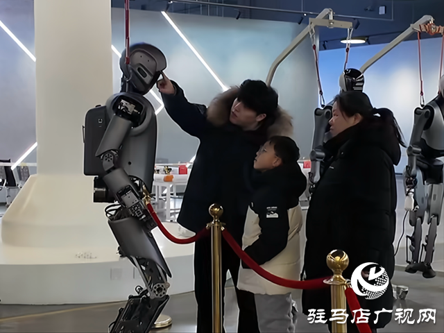 科技亮相天中年貨節(jié) 市民可親手“觸碰未來”