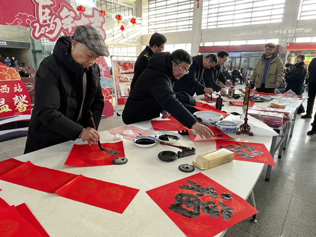 駐馬店西站：書法家揮毫贈春聯(lián) 暖心福袋伴歸途