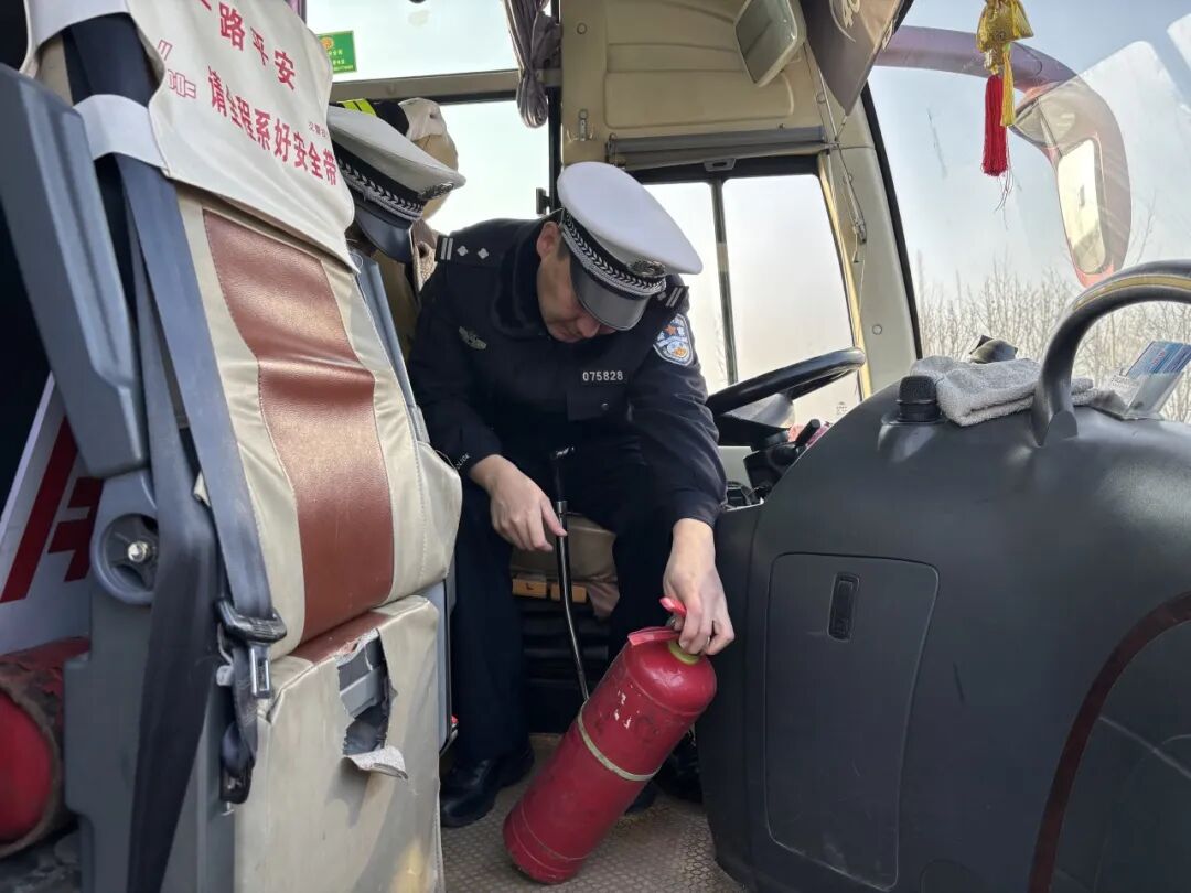 平輿交警：筑牢春運(yùn)交通安全防線