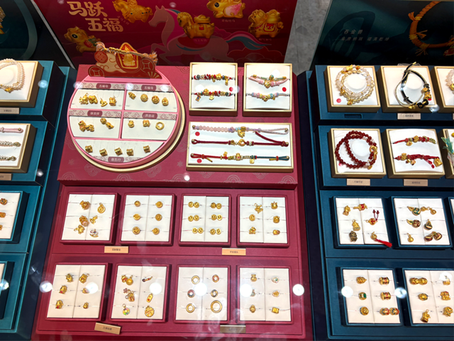 歲末金市“熱”起來 馬年主題飾品迎消費熱潮