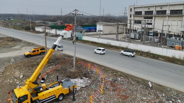 國網(wǎng)駐馬店供電公司：帶電作業(yè)機器人“上崗” 配網(wǎng)運維邁入智能新階段