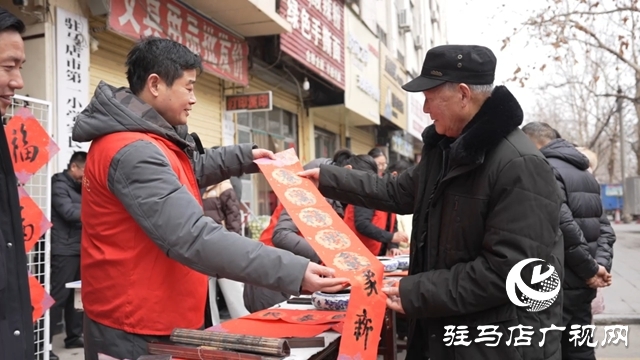 駐馬店市第一小學(xué)舉行迎新春義寫春聯(lián)活動(dòng)