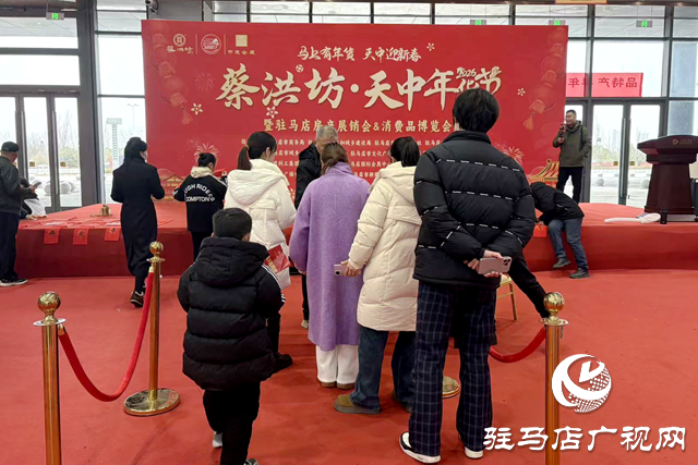 年貨節(jié)里飄墨香 市民排隊領“?！泵? width=